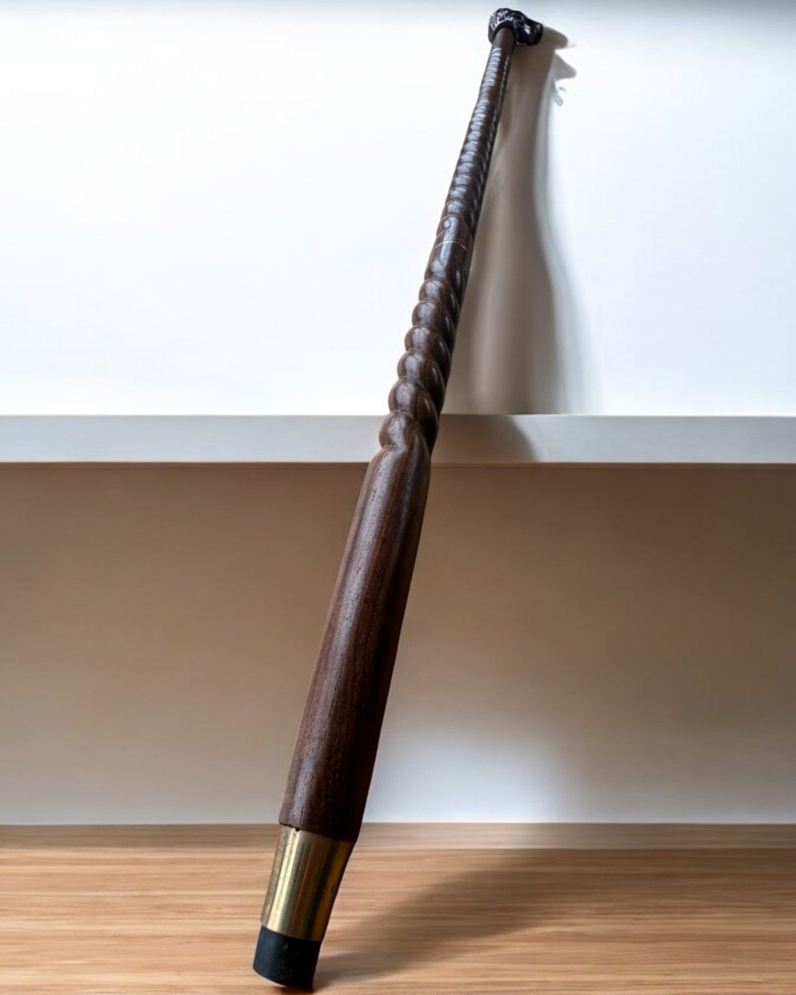 Bastone da passeggio intagliato a mano – Guardiano Lupo, in legno, con possibilità di personalizzazione con incisione