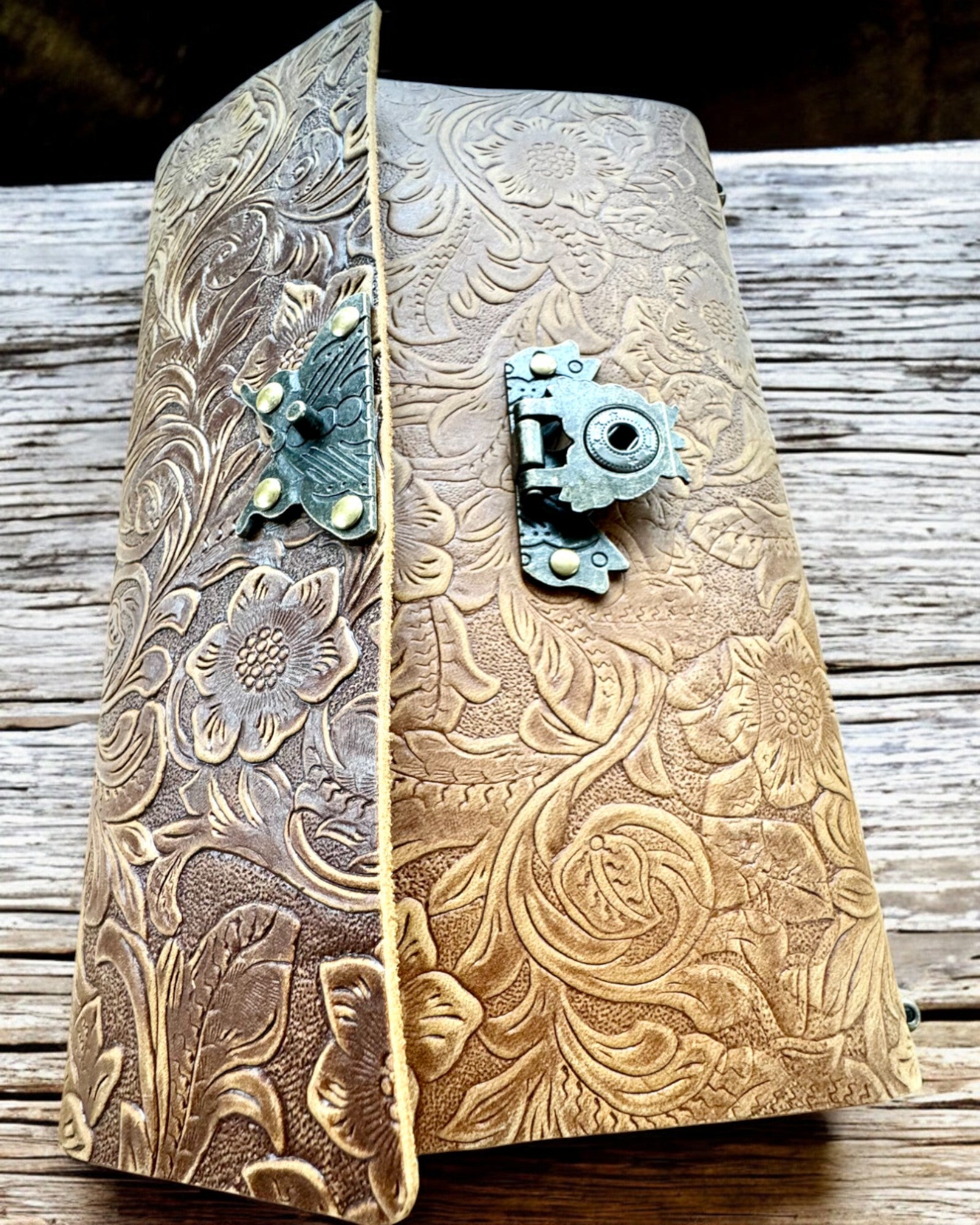 Taccuino Retrò di Lusso con Copertina in Pelle - "Vintage Elegance", 480 pagine, possibilità di personalizzazione con incisione