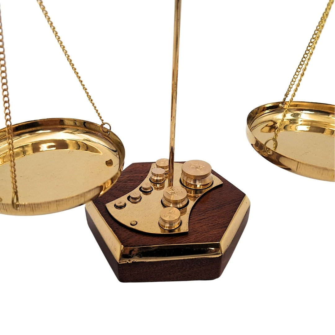 Bilancia a piatti retrò in ottone e legno con possibilità di personalizzazione incisione – Regalo ideale per avvocati, giudici o farmacisti – Dimensioni 24x20x9,5 cm