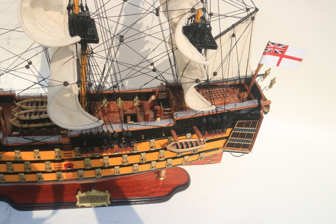 Modello assemblato del veliero HMS Victory da 80 cm con possibilità di personalizzazione tramite incisione - Decorazione esclusiva da regalare, realizzata a mano in legno esotico, alta qualità e cura dei dettagli