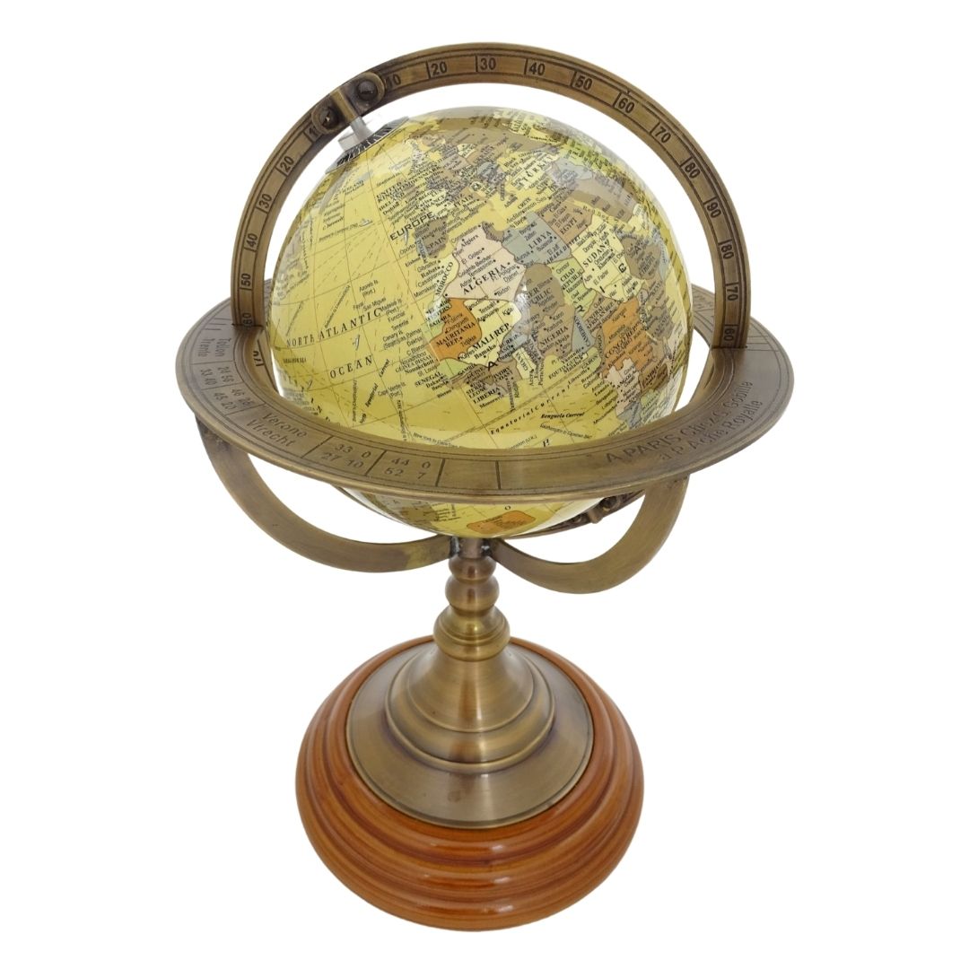 Globo decorativo con base in ottone e possibilità di personalizzazione tramite incisione