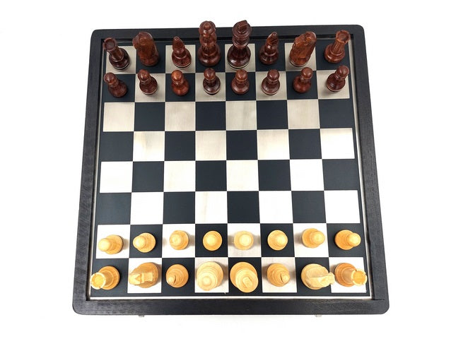 Elegante set da scacchi in legno e metallo 33x33 cm con possibilità di incisione personalizzata