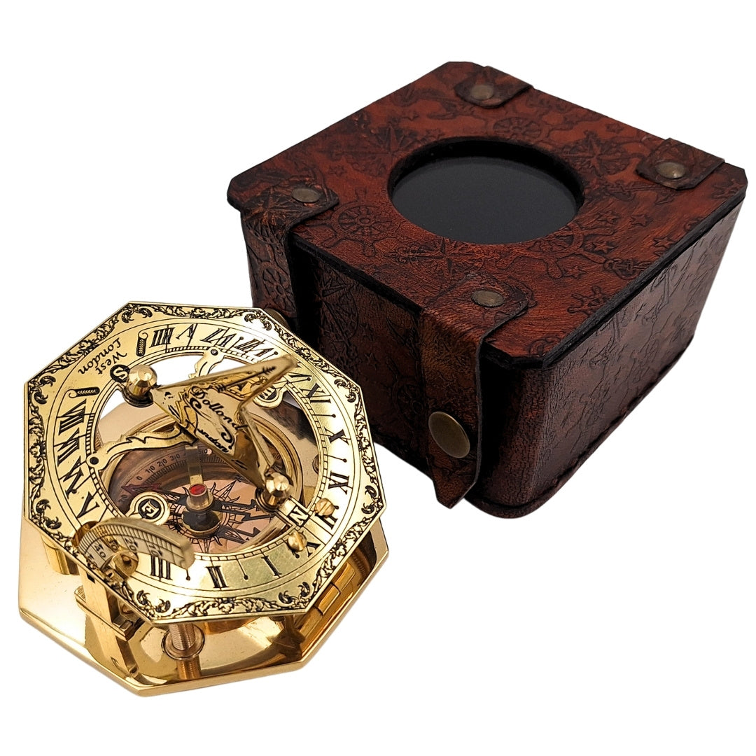Bussola in ottone in elegante scatola di pelle con possibilità di incisione – regalo vintage retrò per viaggiatori e marinai - altezza 8 cm, design elegante in ottone