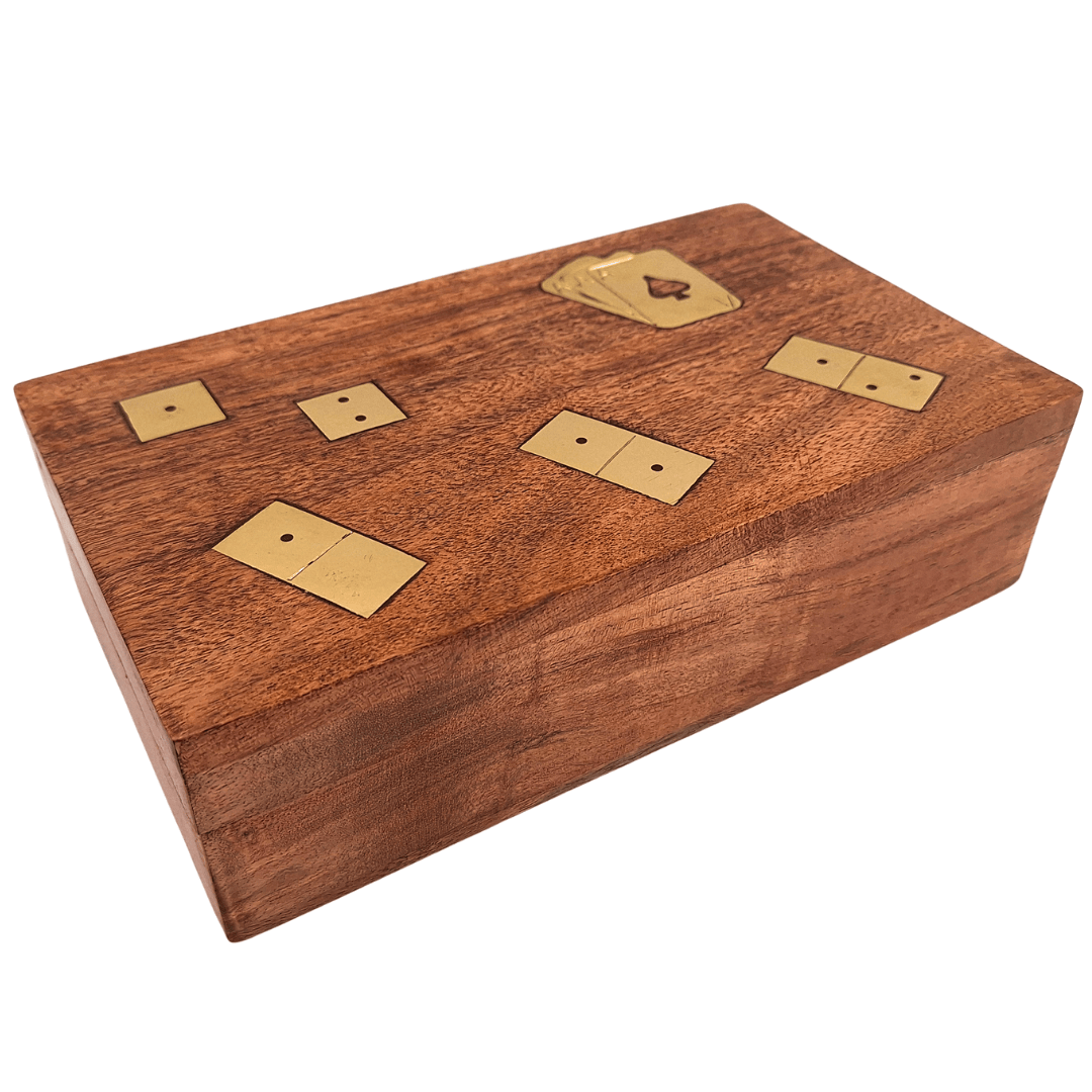 Set di Giochi 3 in 1 in Elegante Scatola di Legno con Possibilità di Personalizzazione Incisa - Carte, Domino, Dadi - Regalo Ideale per Amanti dei Giochi di Società - Dimensioni: 22,5 x 13 x 6 cm, Acacia con Decorazioni in Ottone