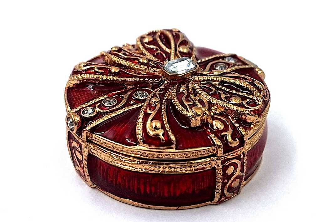 Scatoletta regalo esclusiva in metallo con cristalli B0118-08 in colore rosso e oro, possibilità di personalizzazione tramite incisione, ideale per gioielli e regalo elegante per ogni donna, dimensioni 4x4x1 cm, stile glamour