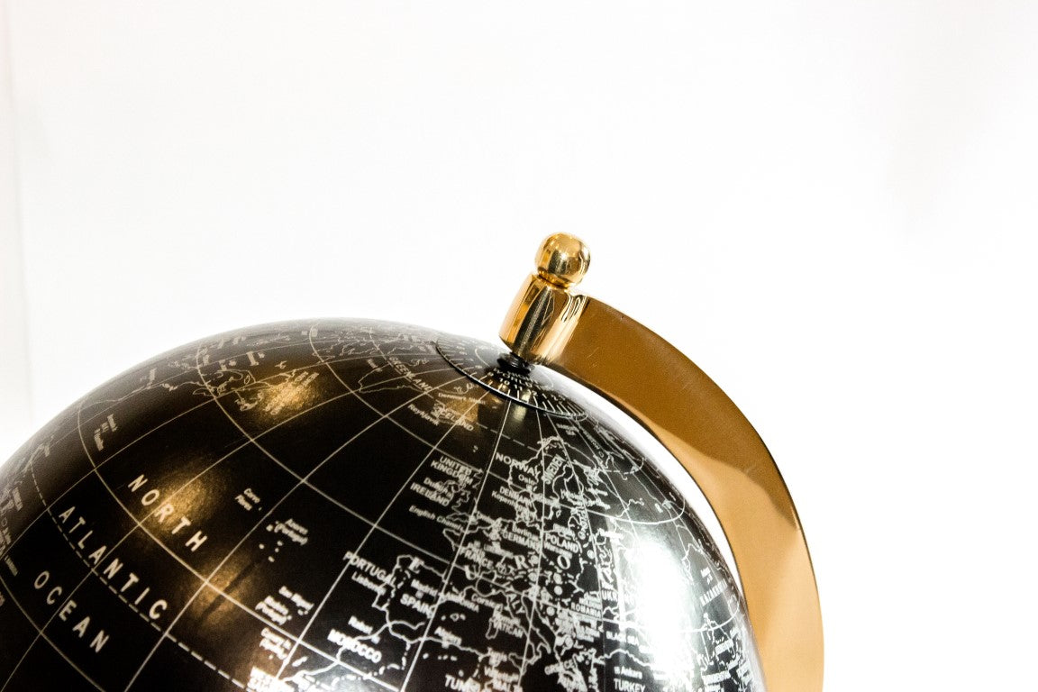 Globo decorativo Black & Gold con incisione personalizzabile – elegante complemento regalo, altezza 20 cm, base in ottone, mappa nera con scritte argento