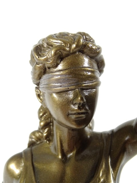 Figura Temida 35 cm con possibilità di personalizzazione con incisione - regalo elegante per avvocati, giudici o consulenti legali, realizzata in polyresina di colore dorato con finitura antica