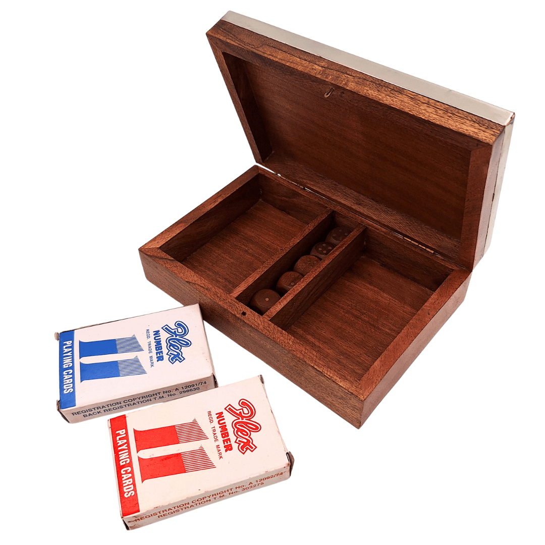 Elegante set di giochi con due mazzi di carte e dadi in scatola di legno con coperchio in alluminio