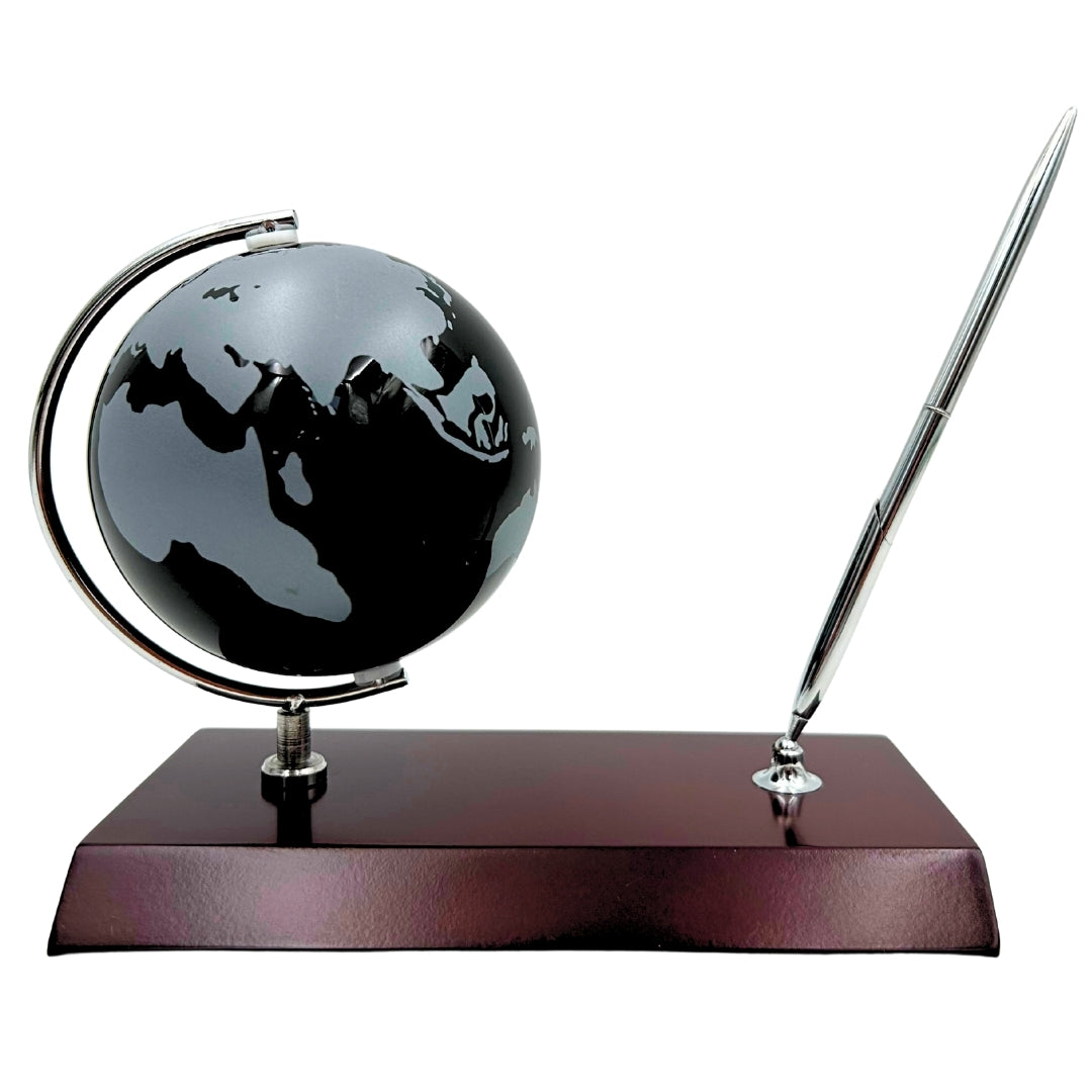 Elegante set decorativo da scrivania con incisione personalizzata - globo portapenne in metallo cromato e legno scuro