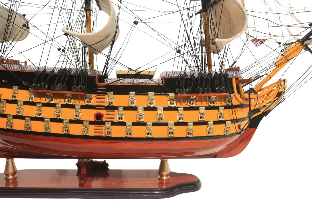Modello assemblato del veliero HMS Victory da 80 cm con possibilità di personalizzazione tramite incisione - Decorazione esclusiva da regalare, realizzata a mano in legno esotico, alta qualità e cura dei dettagli