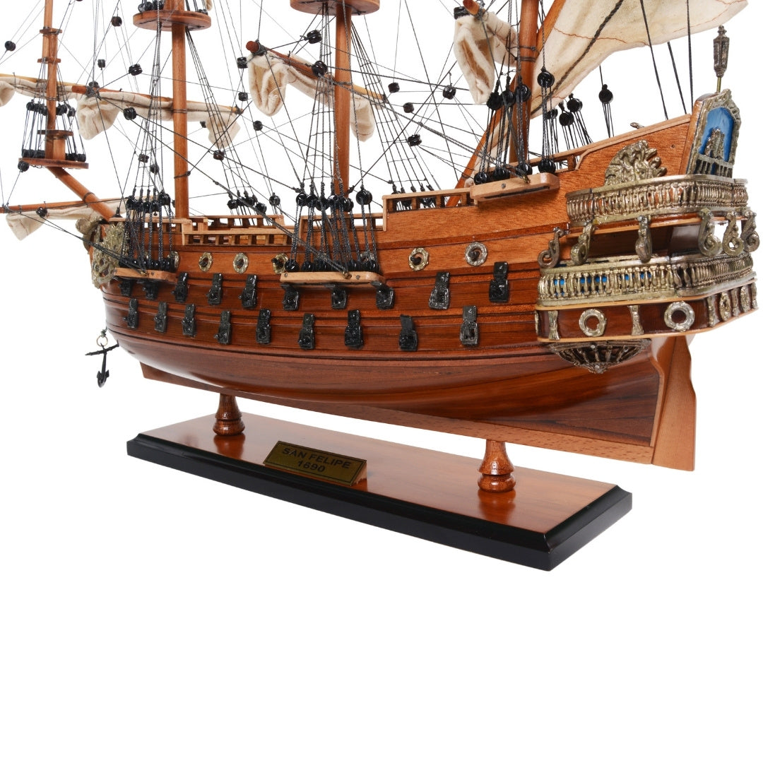 Modello esclusivo di veliero San Felipe SF45R con vele spiegate, realizzato a mano in legno esotico, possibilità di personalizzazione con incisione, ideale come regalo, dimensioni 48,3 cm x 17,8 cm x 45,7 cm