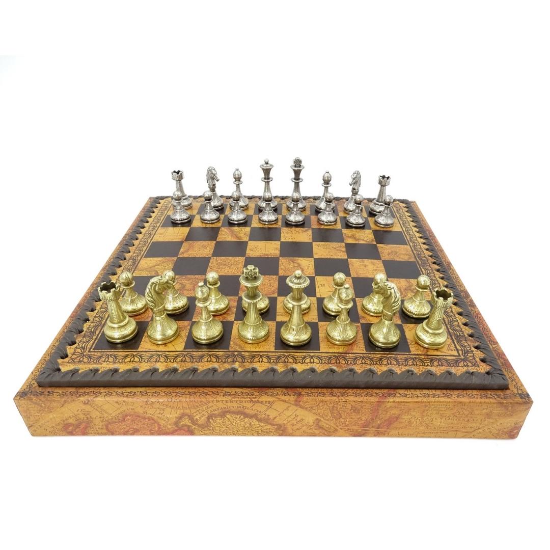 Scacchi esclusivi in metallo Italfama 28x28 cm con possibilità di incisione personalizzata, scacchiera marrone-nera, pezzi dorati e argentati