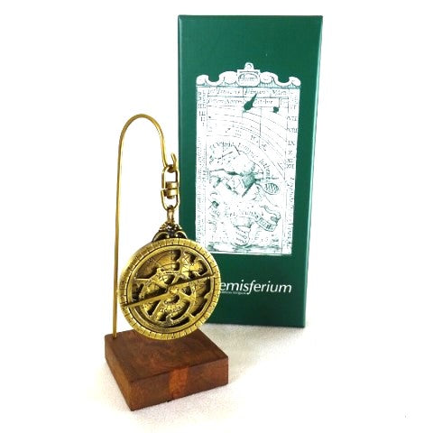 Miniatura di astrolabio H81 su base in legno con possibilità di personalizzazione tramite incisione - elegante elemento decorativo regalo per appassionati di astronomia, altezza 13 cm, diametro 4,5 cm, realizzazione unica con cura dei dettagli