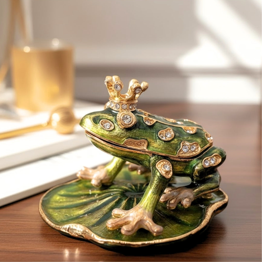Scatoletta esclusiva in metallo a forma di rana con cristalli, verde scuro e oro, possibilità di personalizzazione tramite incisione, ideale come regalo, dimensioni 6,5x6,7x4,5 cm