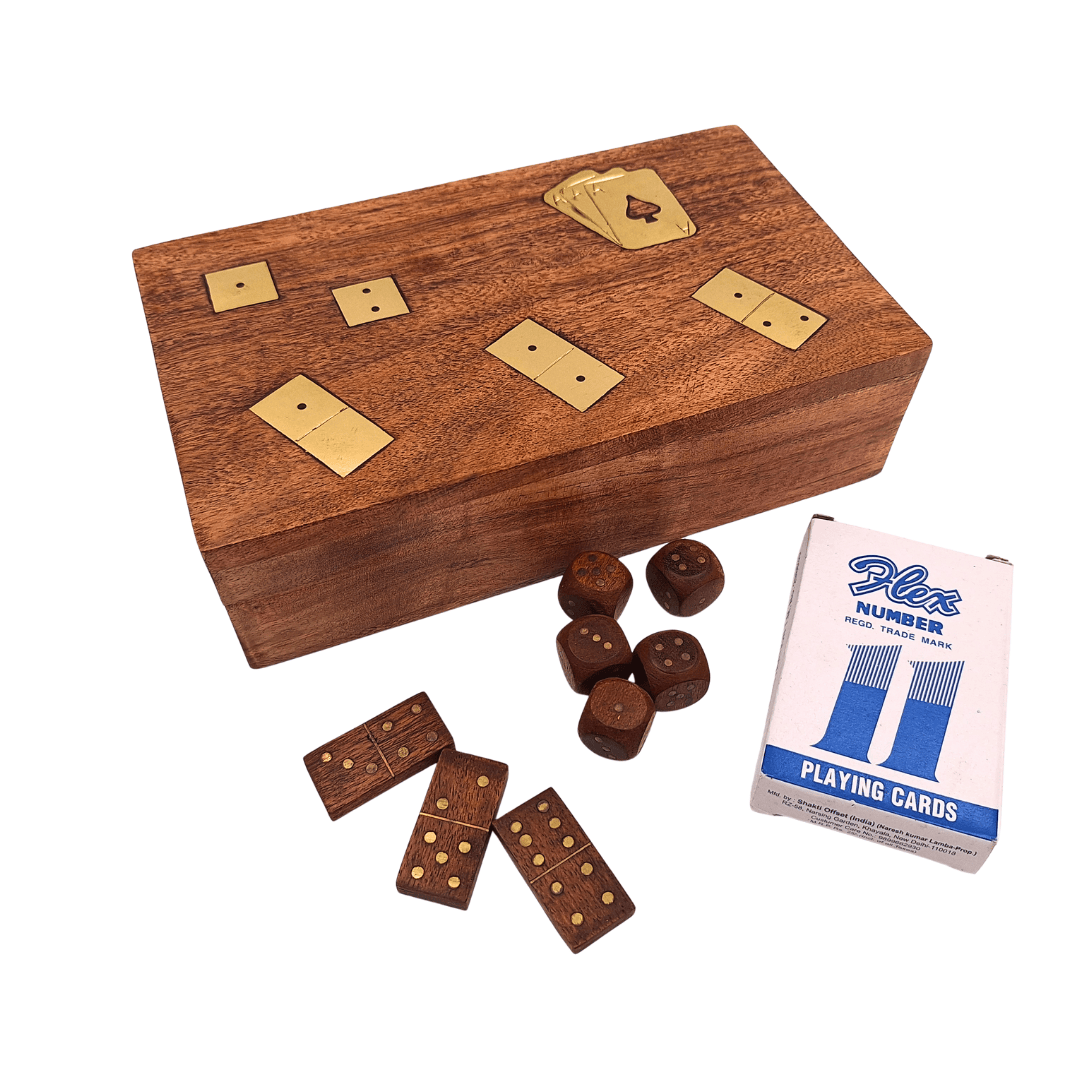 Set di Giochi 3 in 1 in Elegante Scatola di Legno con Possibilità di Personalizzazione Incisa - Carte, Domino, Dadi - Regalo Ideale per Amanti dei Giochi di Società - Dimensioni: 22,5 x 13 x 6 cm, Acacia con Decorazioni in Ottone