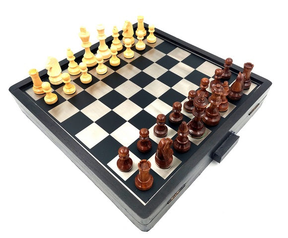 Elegante set da scacchi in legno e metallo 33x33 cm con possibilità di incisione personalizzata