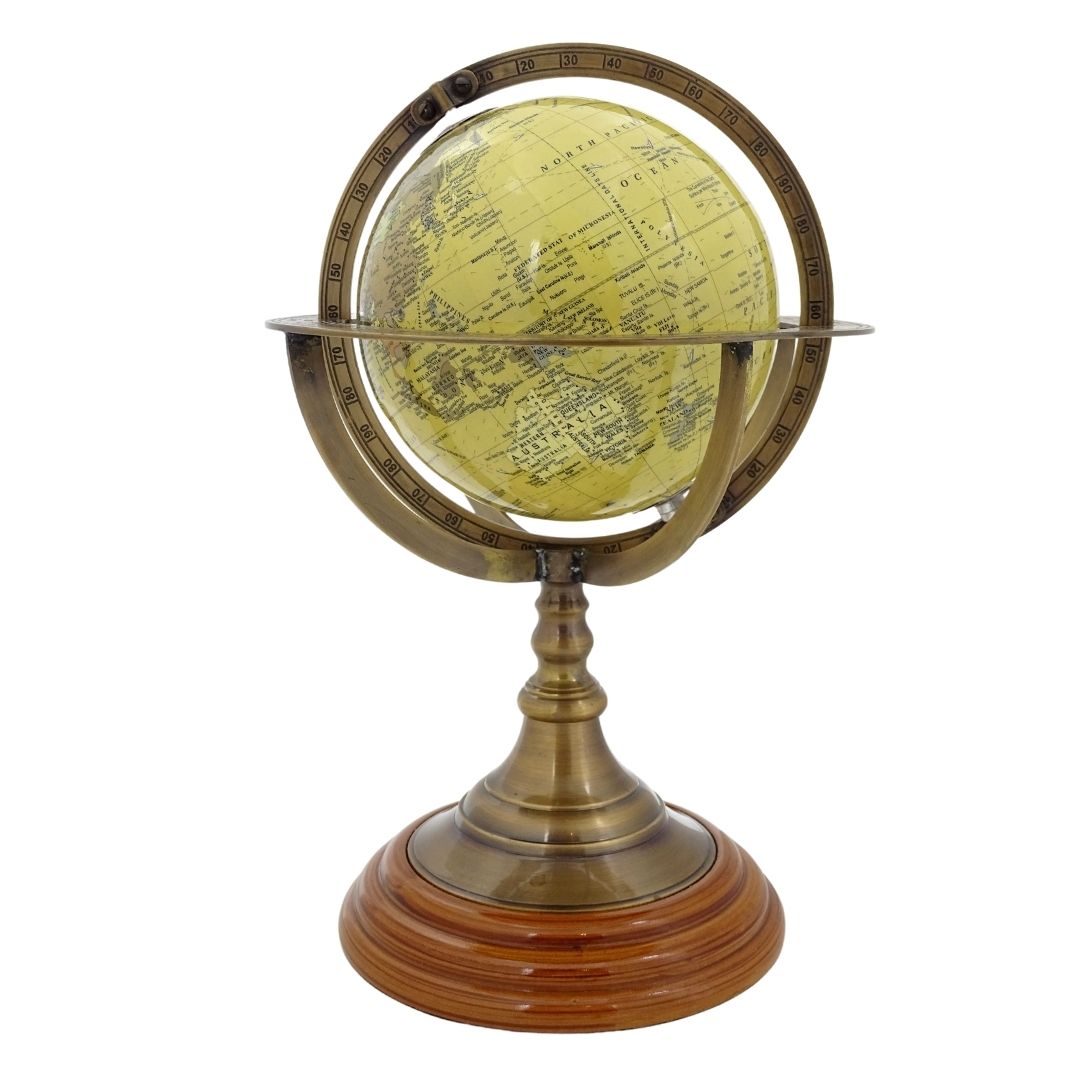 Globo decorativo con base in ottone e possibilità di personalizzazione tramite incisione