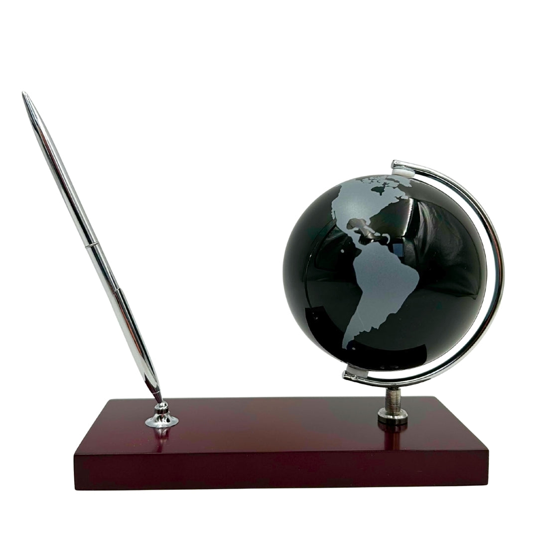 Elegante set decorativo da scrivania con incisione personalizzata - globo portapenne in metallo cromato e legno scuro