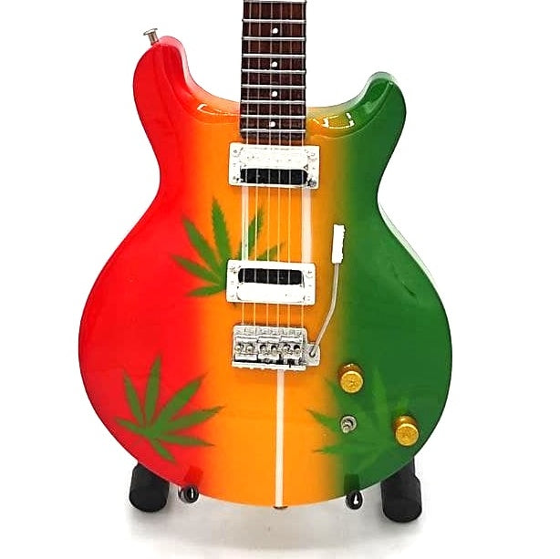 Mini chitarra Bob Marley Tribute Ganja MGT-0468 con possibilità di incisione personalizzata, regalo ideale per fan del reggae, realizzata a mano in legno di mogano, altezza 27,5 cm, colori giallo, rosso, verde, bianco