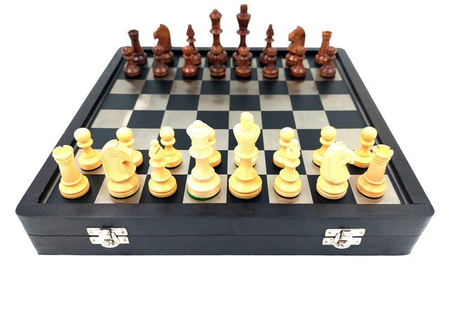 Elegante set da scacchi in legno e metallo 33x33 cm con possibilità di incisione personalizzata