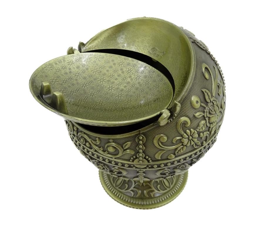Elegante posacenere metallico a forma di sfera con incisione