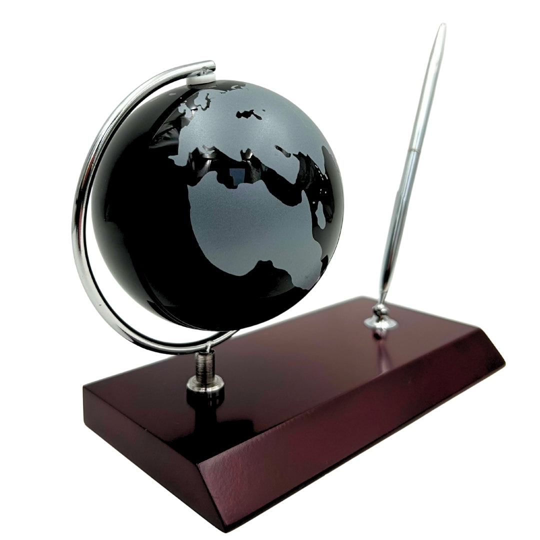 Elegante set decorativo da scrivania con incisione personalizzata - globo portapenne in metallo cromato e legno scuro