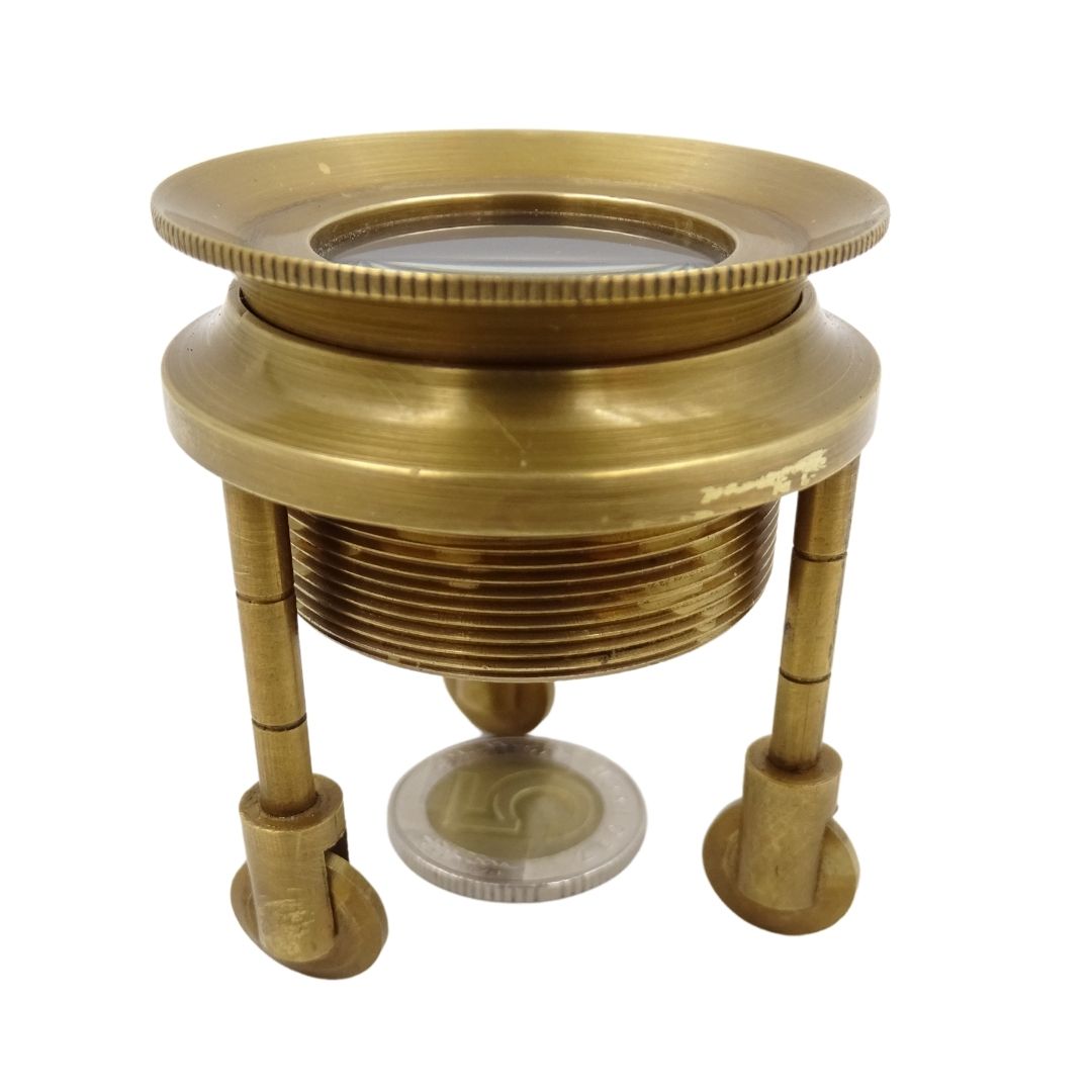 Lente d’ingrandimento su treppiede MAG-0015 con custodia in ottone, colore oro, possibilità di personalizzazione incisione, ideale come regalo per gioiellieri e filatelici, altezza 7 cm, ingrandimento x3