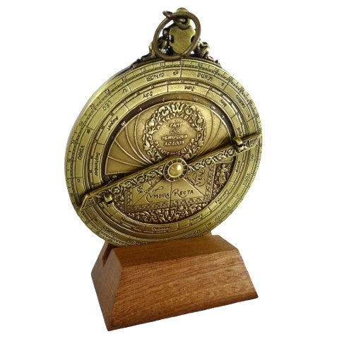 Astrolabio europeo H32 – replica rinascimentale premium con possibilità di personalizzazione tramite incisione – regalo ideale con elegante basamento in legno – altezza 12 cm, realizzato a mano con cura dei dettagli