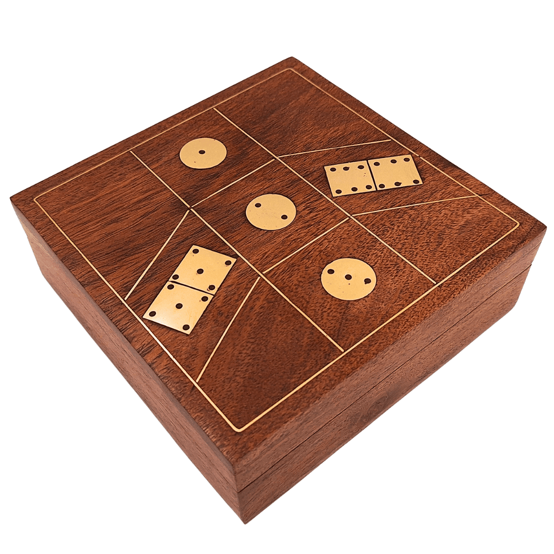 Elegante set di giochi in scatola di legno con incisione