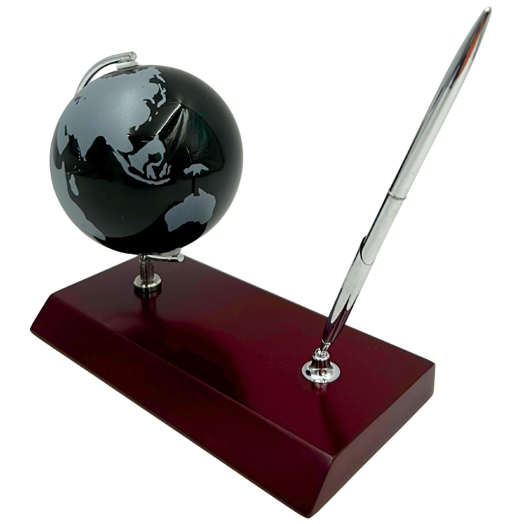 Elegante set decorativo da scrivania con incisione personalizzata - globo portapenne in metallo cromato e legno scuro