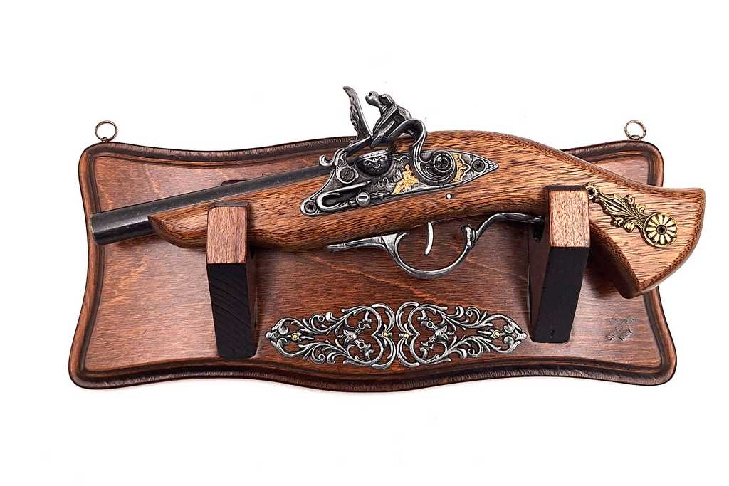 Replica pistola TR-239 su appendiabiti da parete con possibilità di personalizzazione con incisione