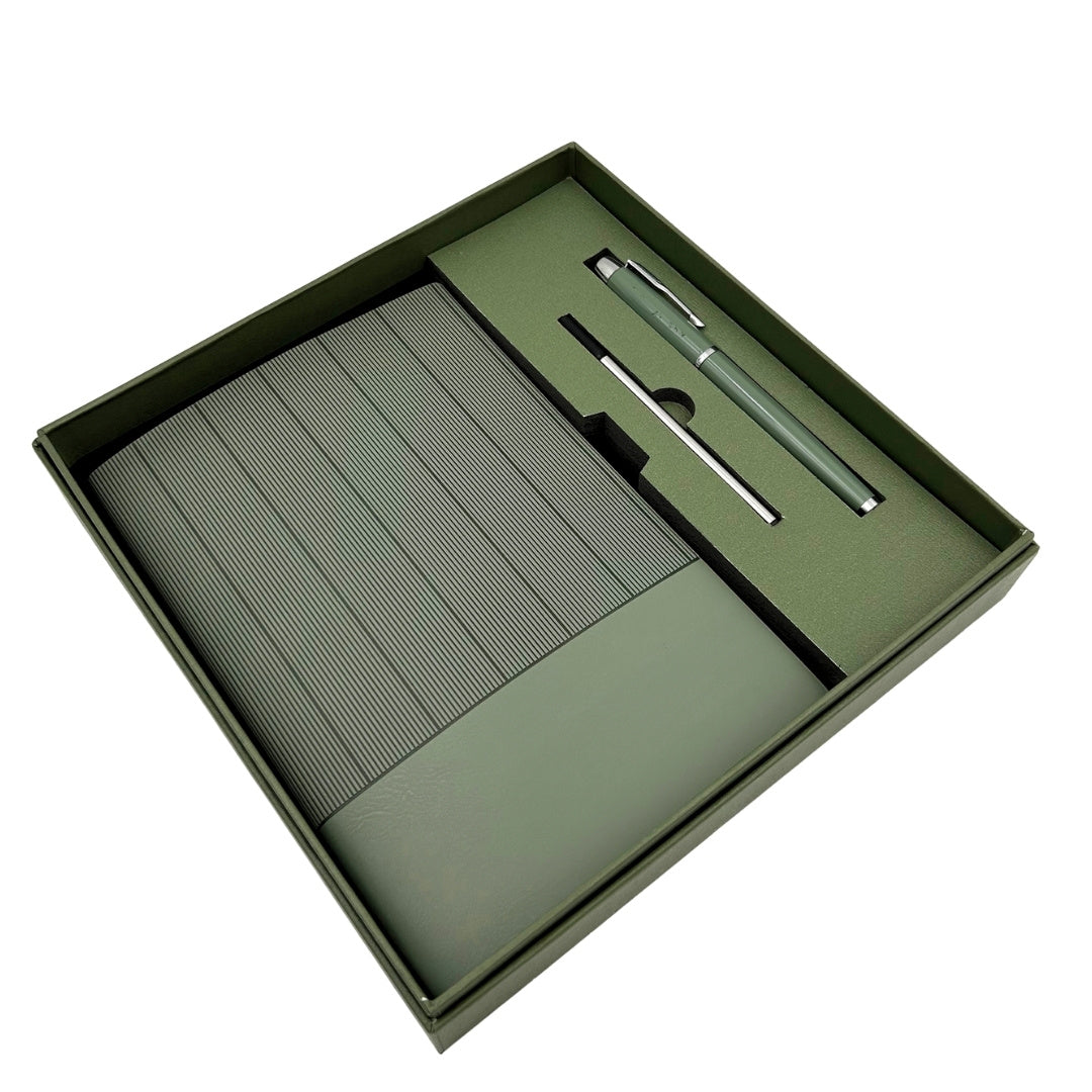 Elegante Set Regalo con Incisione Personalizzata - Taccuino in Pelle A5 Verde Oliva con Penna e Ricarica in Scatola Regalo Estetica