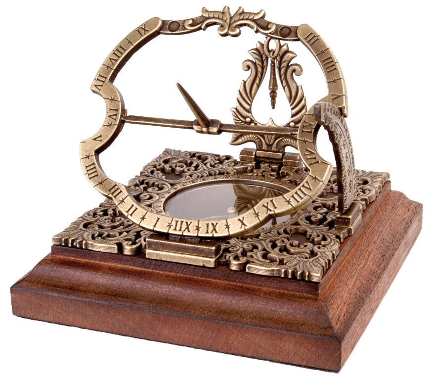 Orologio Solare in Ottone Habsburg H30 con possibilità di personalizzazione incisa, ideale come regalo, in elegante stile augsburghese, altezza 10 cm, su base in legno