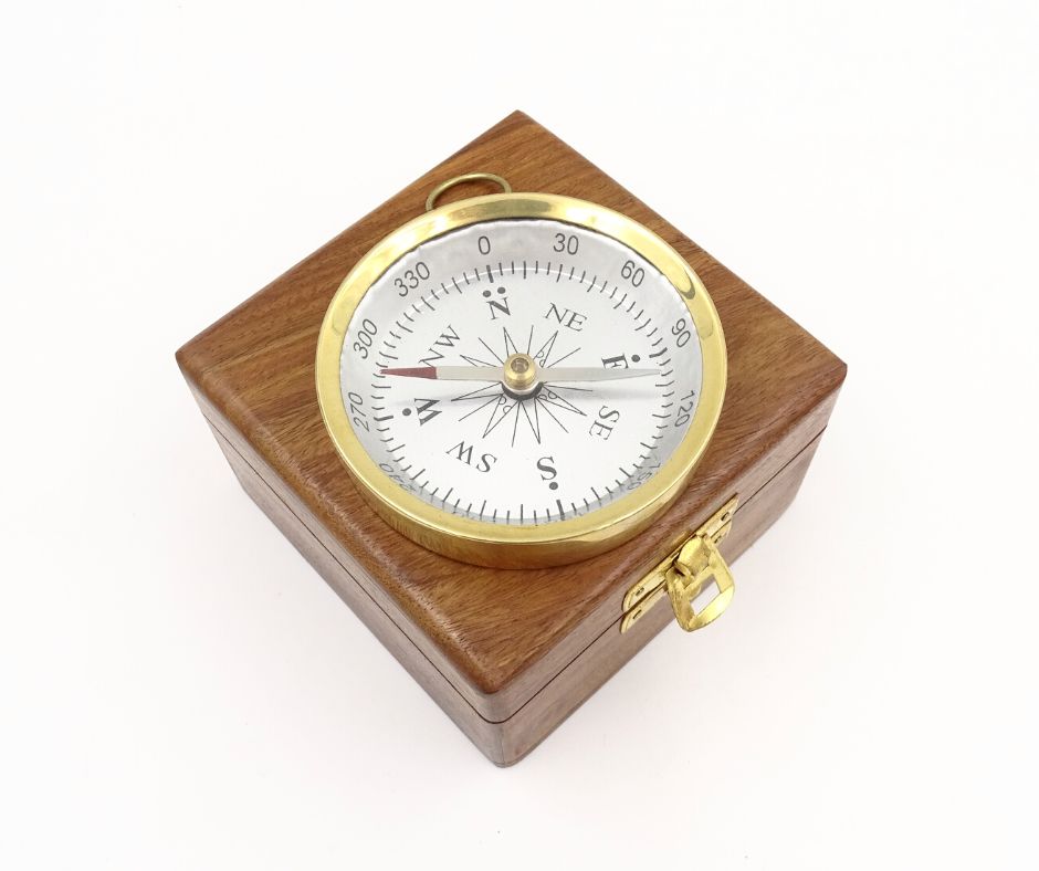 Bussola in ottone in confezione di legno con possibilità di incisione personalizzata - regalo elegante per appassionati di marina, diametro 7,5 cm, altezza 1,5 cm