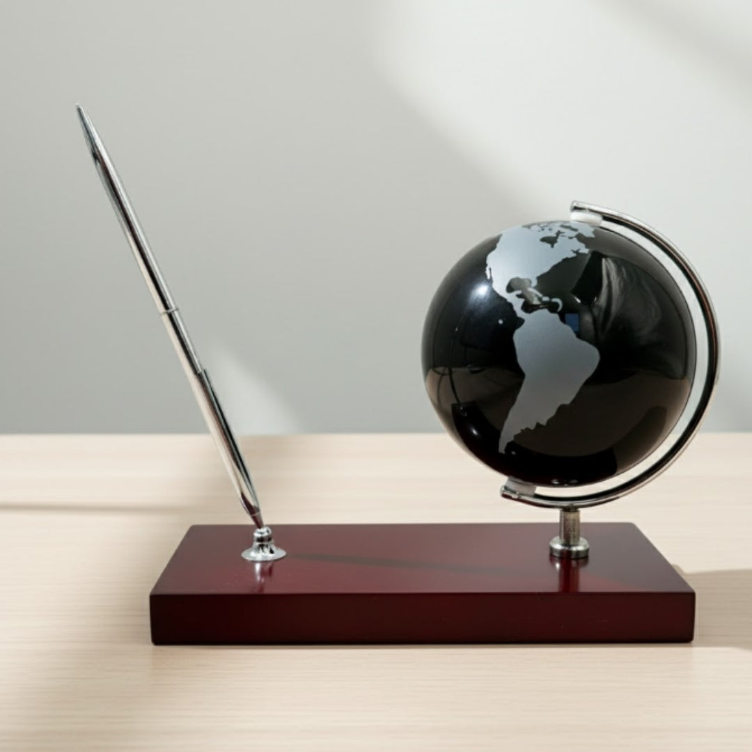 Elegante set decorativo da scrivania con incisione personalizzata - globo portapenne in metallo cromato e legno scuro