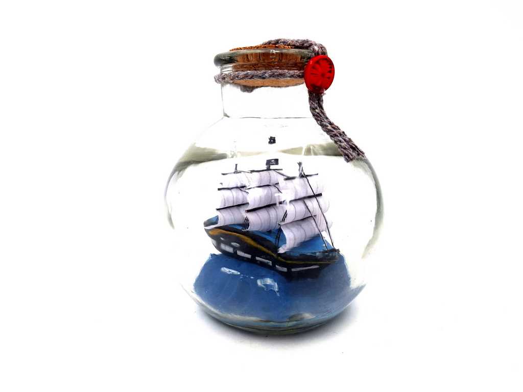 Miniatura di veliero in bottiglia con possibilità di personalizzazione tramite incisione – decorazione marina classica per regalo, 10 x 10 x 11 cm
