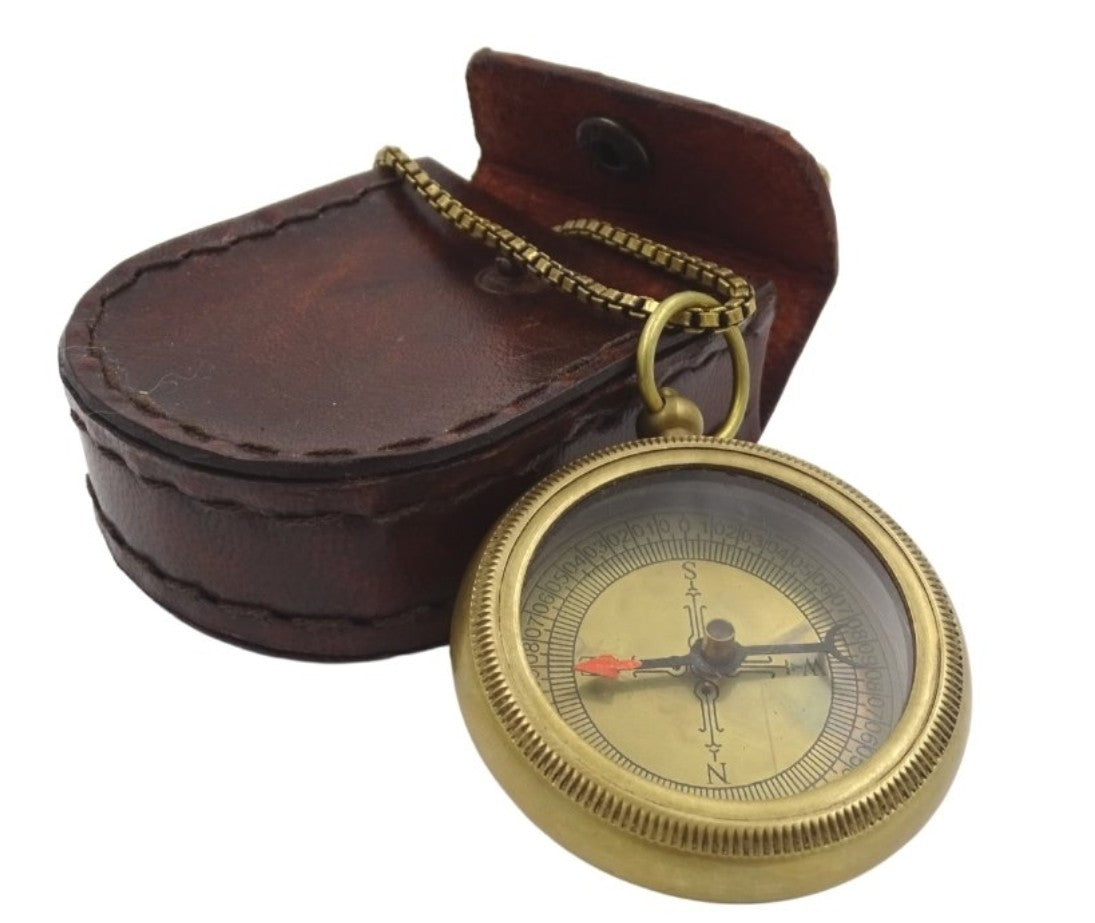 Bussola in ottone elegante con catena in custodia di pelle