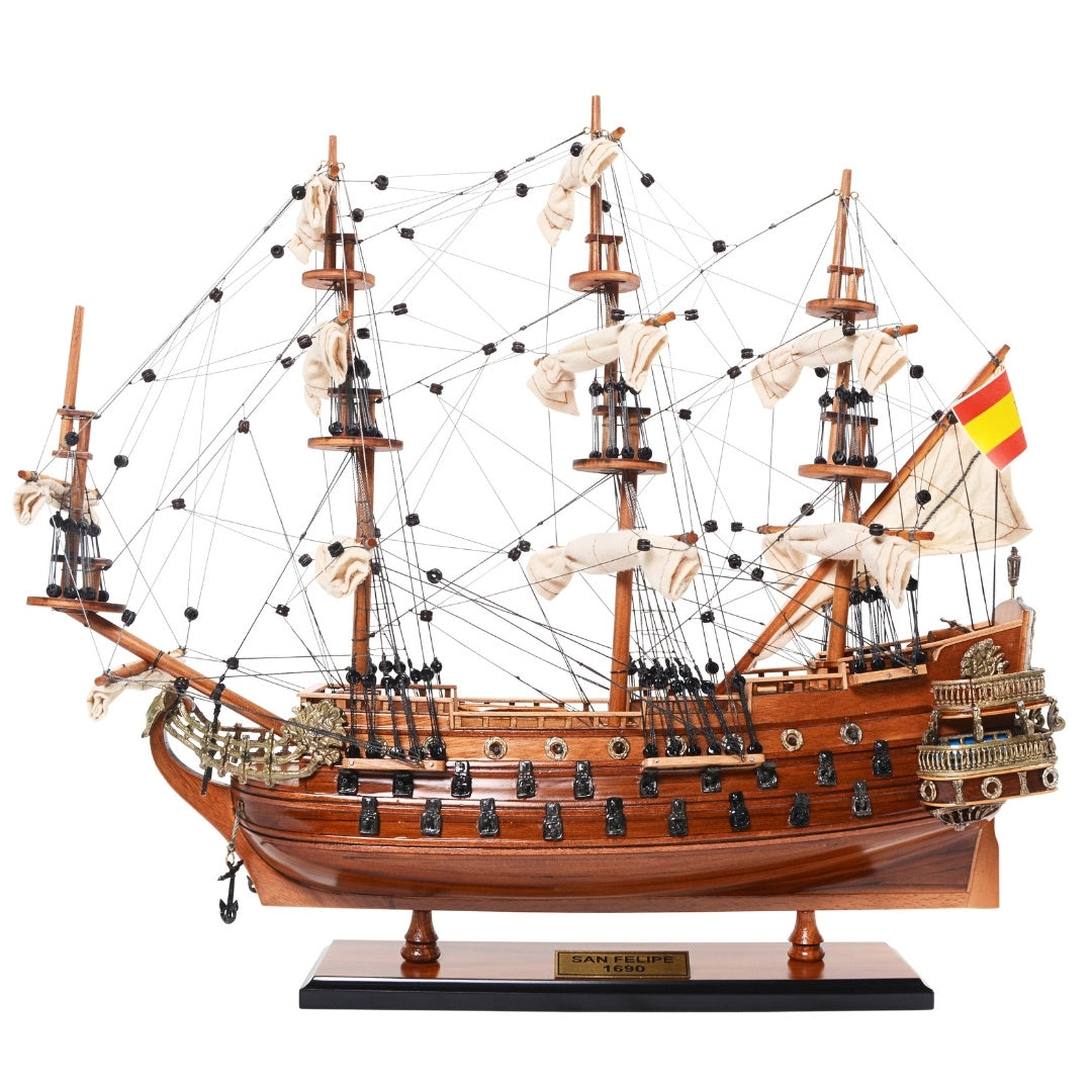 Modello esclusivo di veliero San Felipe SF45R con vele spiegate, realizzato a mano in legno esotico, possibilità di personalizzazione con incisione, ideale come regalo, dimensioni 48,3 cm x 17,8 cm x 45,7 cm