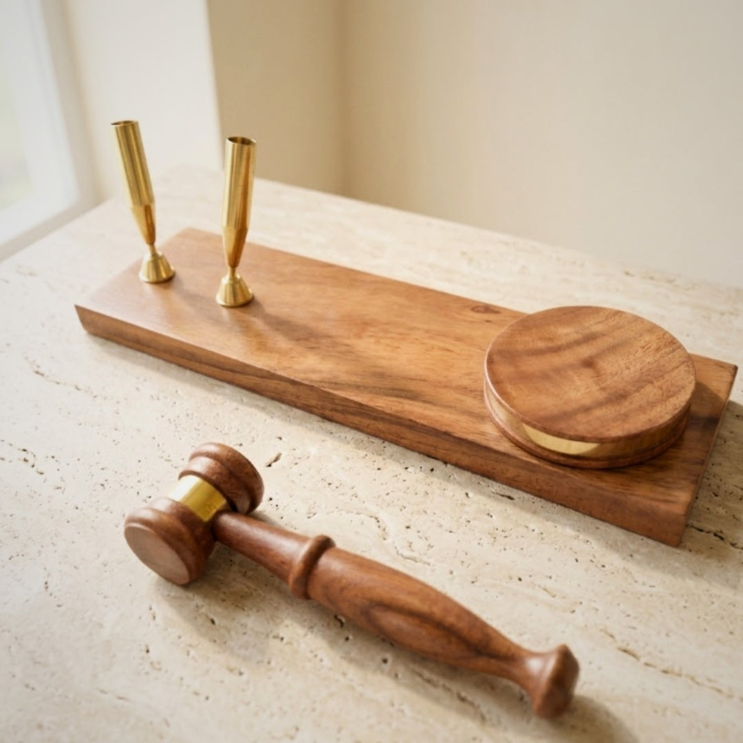 Martelletto da giudice con incisione personalizzata su base in legno – elegante portapenne in legno scuro