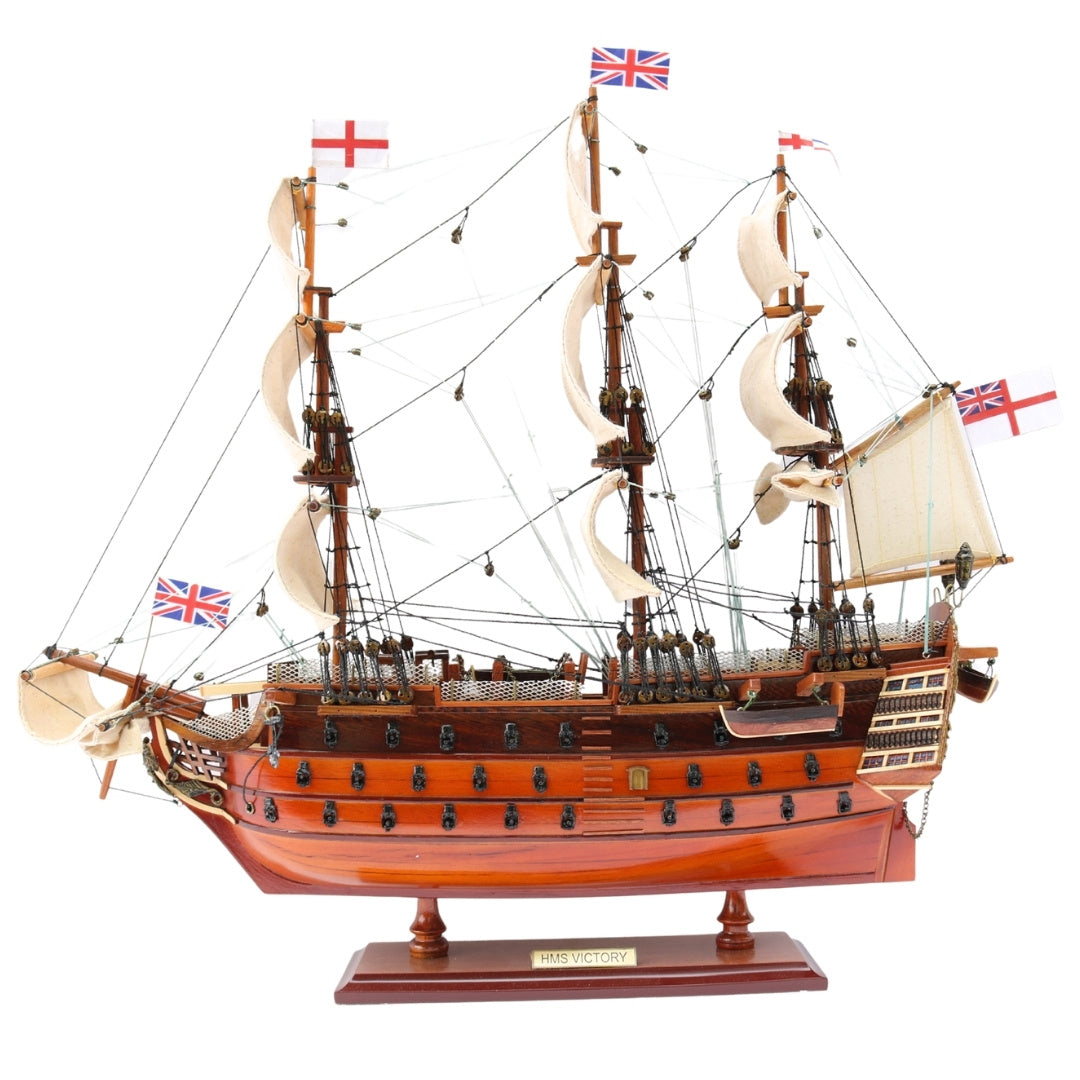 Modello assemblato del veliero HMS Victory da 54 cm - Replica realizzata a mano con possibilità di personalizzazione tramite incisione - Regalo ideale per gli amanti della vela - Alta qualità, base in legno elegante