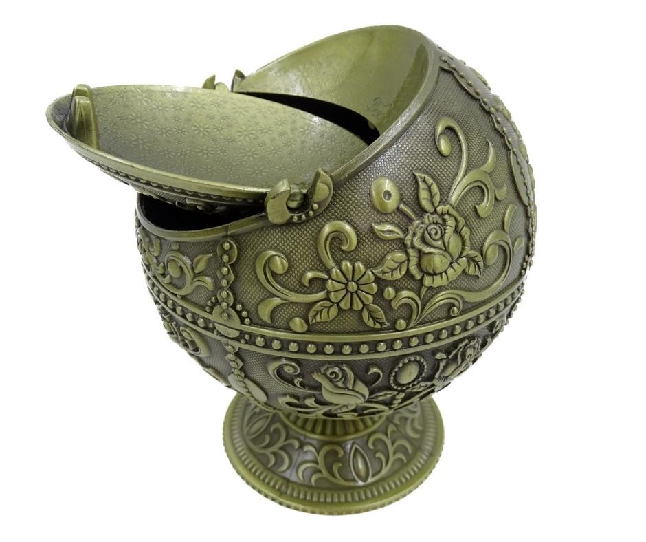 Elegante posacenere metallico a forma di sfera con incisione
