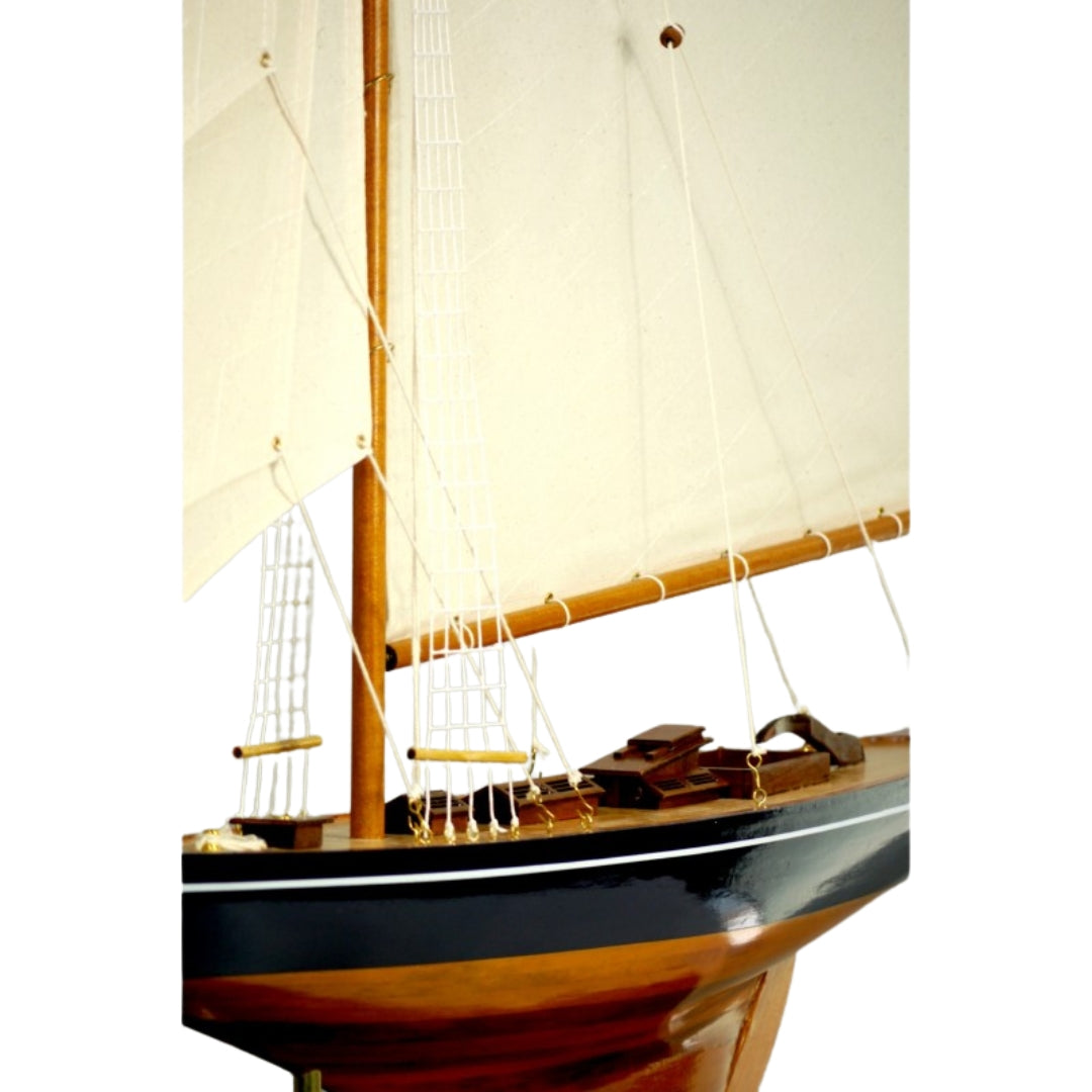 Modello di yacht Columbia con velatura a gaf, altezza 104 cm, in legno, con possibilità di personalizzazione con incisione