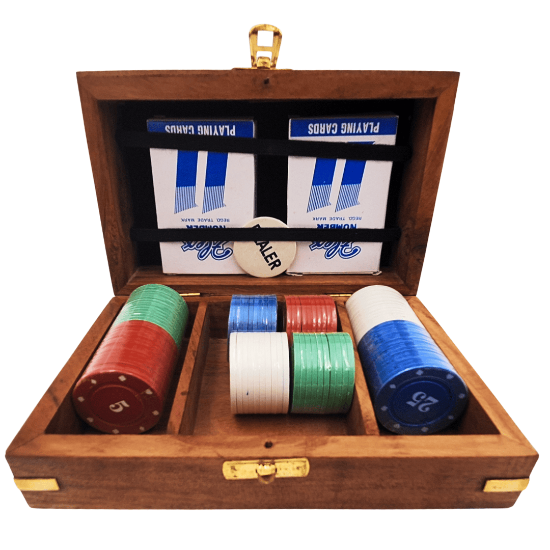 Elegante set da poker in scatola di legno con incisione