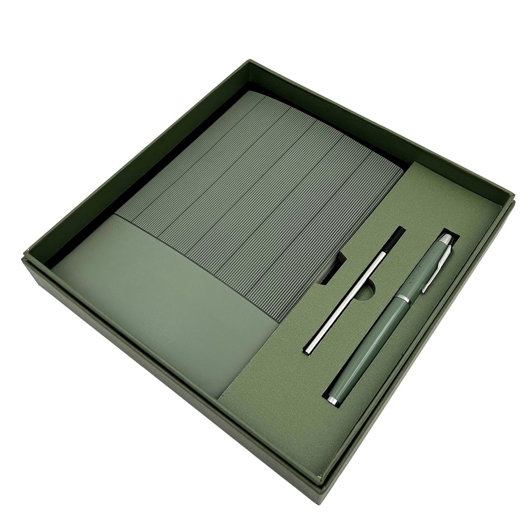Elegante Set Regalo con Incisione Personalizzata - Taccuino in Pelle A5 Verde Oliva con Penna e Ricarica in Scatola Regalo Estetica