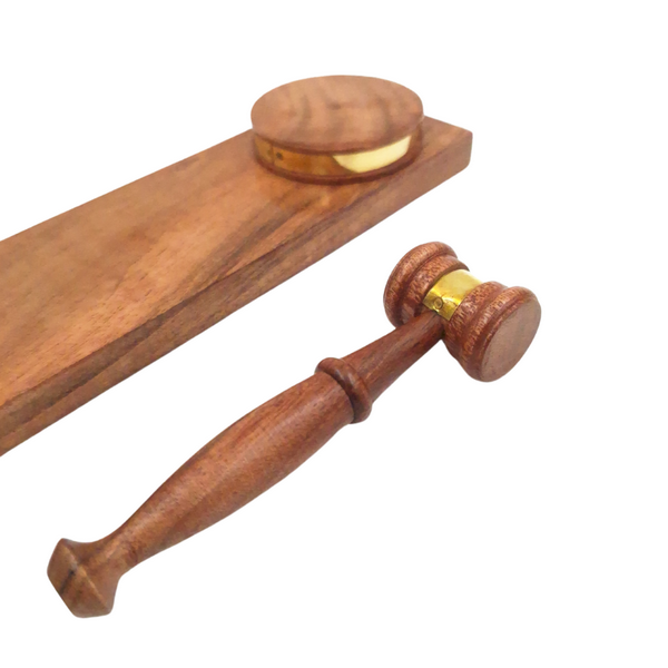 Martelletto da giudice con incisione personalizzata su base in legno – elegante portapenne in legno scuro