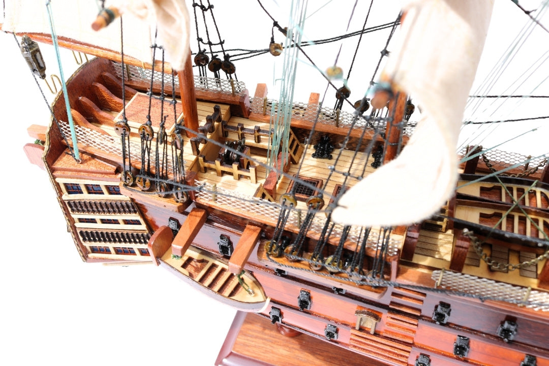 Modello assemblato del veliero HMS Victory da 54 cm - Replica realizzata a mano con possibilità di personalizzazione tramite incisione - Regalo ideale per gli amanti della vela - Alta qualità, base in legno elegante