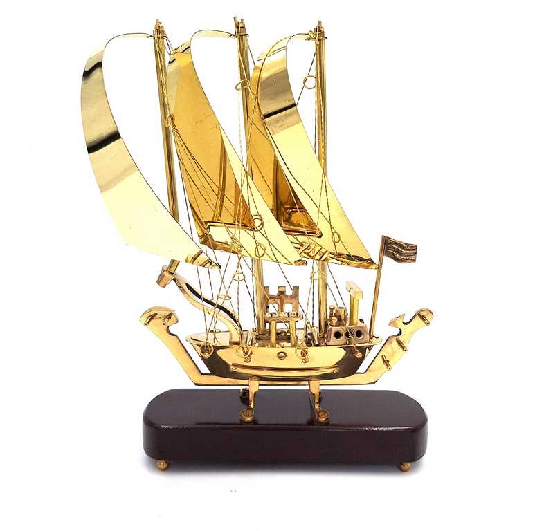 Elegante Nave in Ottone su Base in Legno 30 cm con Possibilità di Personalizzazione Incisa
