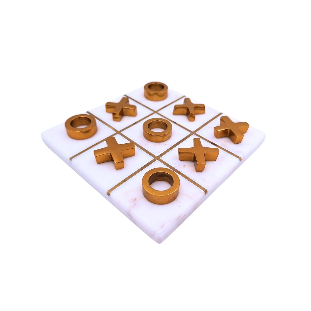 Elegante Tris su Base in Marmo con Possibilità di Personalizzazione Incisa – Regalo Ideale in Stile Glamour, Dimensioni 14 x 14 cm, Materiale: Marmo e Ottone