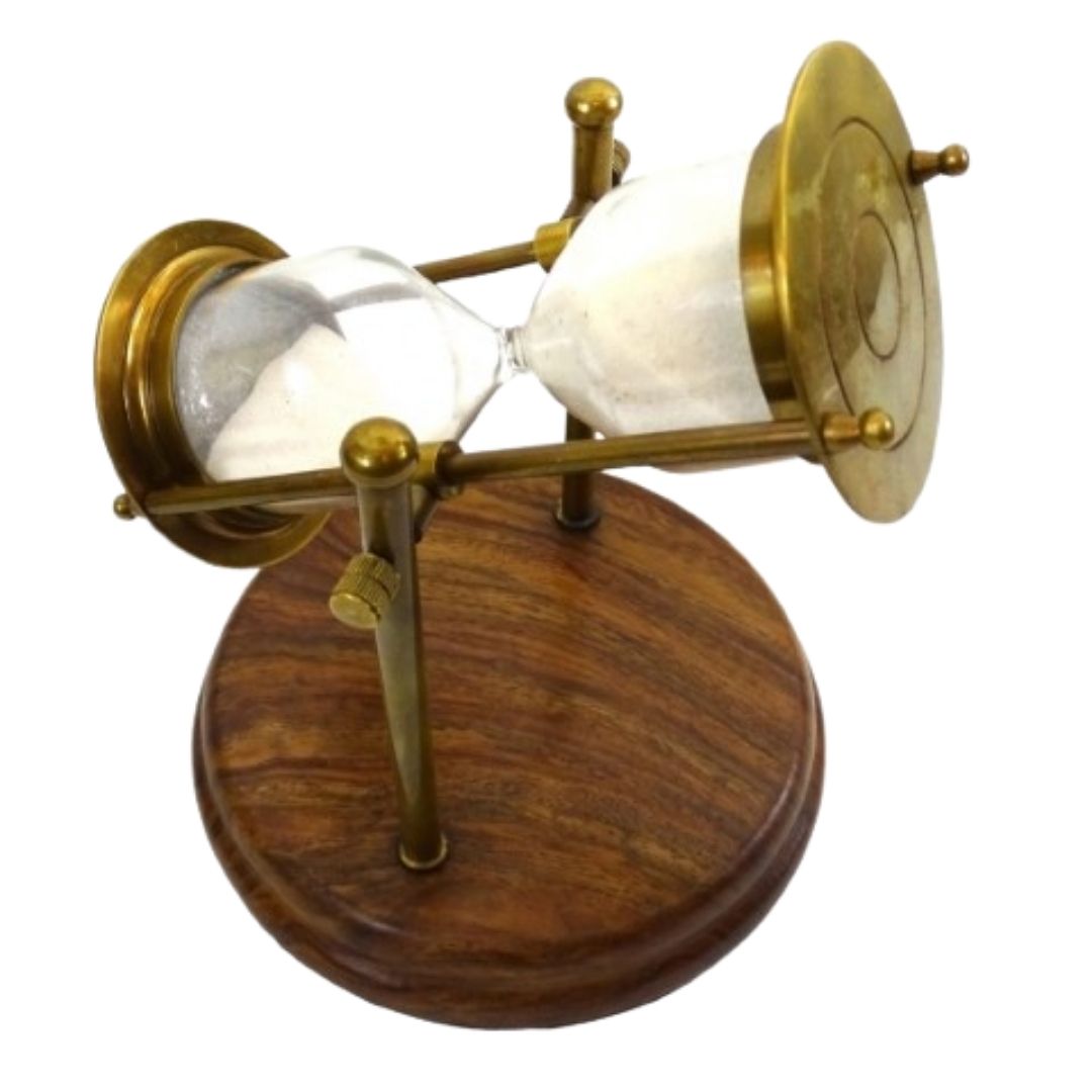 Clessidra in ottone TMR-0200 su base in legno, personalizzabile con incisione: un elegante regalo da scrivania, altezza 20 cm, sabbia bianca