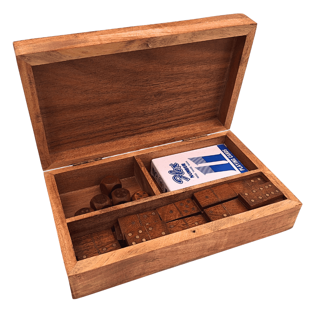 Set di Giochi 3 in 1 in Elegante Scatola di Legno con Possibilità di Personalizzazione Incisa - Carte, Domino, Dadi - Regalo Ideale per Amanti dei Giochi di Società - Dimensioni: 22,5 x 13 x 6 cm, Acacia con Decorazioni in Ottone